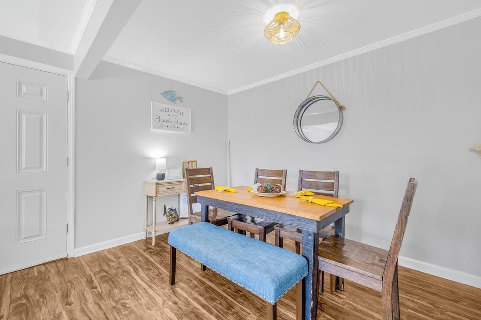 Seating for six at the dining table