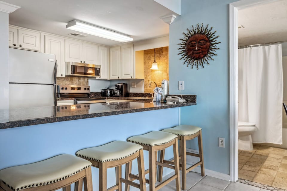 Kitchen - Breakfast Bar Seats 4