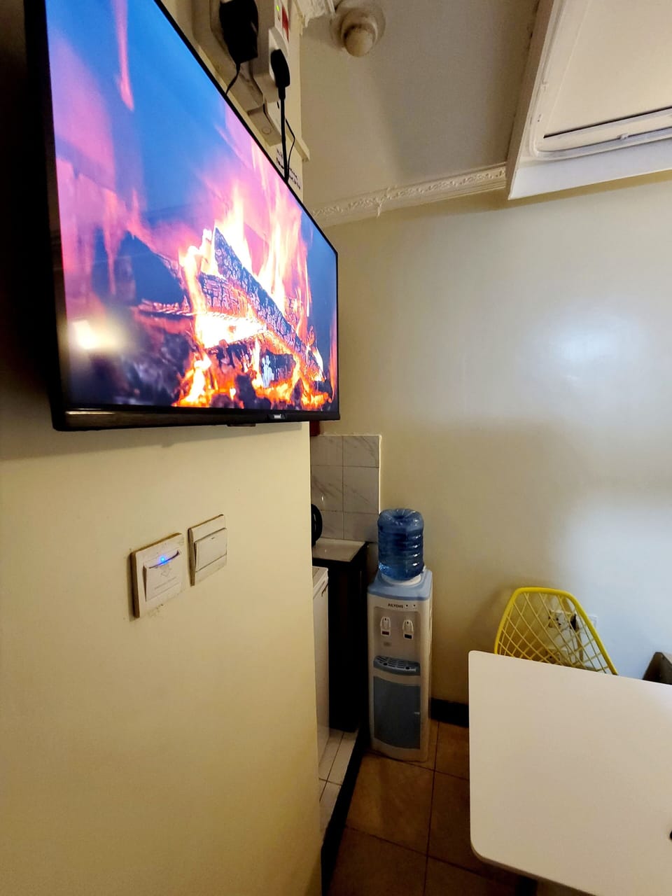 Deluxe Studio Suite, City View | Television