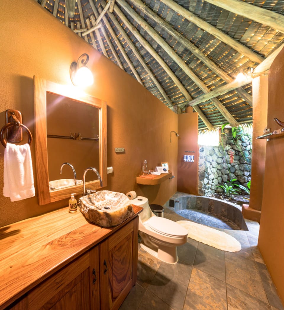 Bungalow | Bathroom | Shower, free toiletries, towels