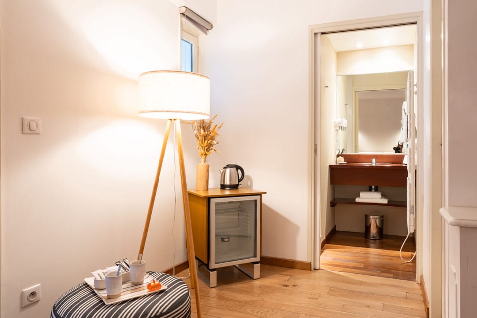 Comfort Double Room, Private Bathroom | Bathroom | Shower, hair dryer, towels, shampoo