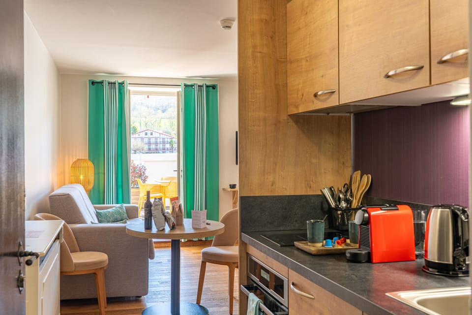 Basic Studio, Private Bathroom, Mountain View | Private kitchen