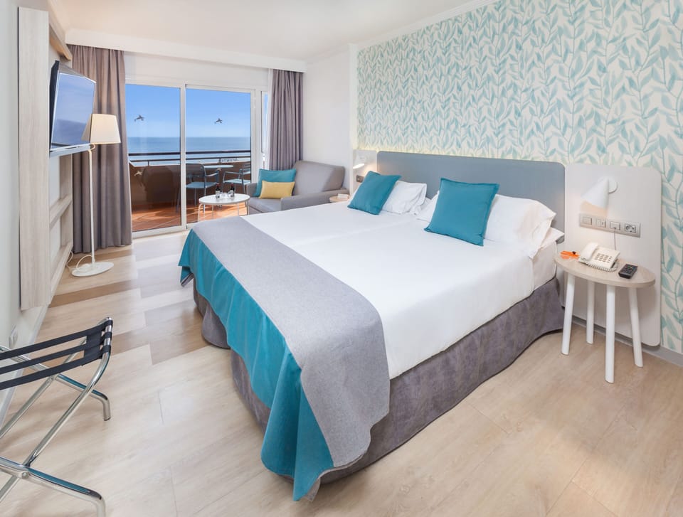 Deluxe Double Room, Balcony (Adults Only, +18) | Down comforters, minibar, blackout drapes, free WiFi