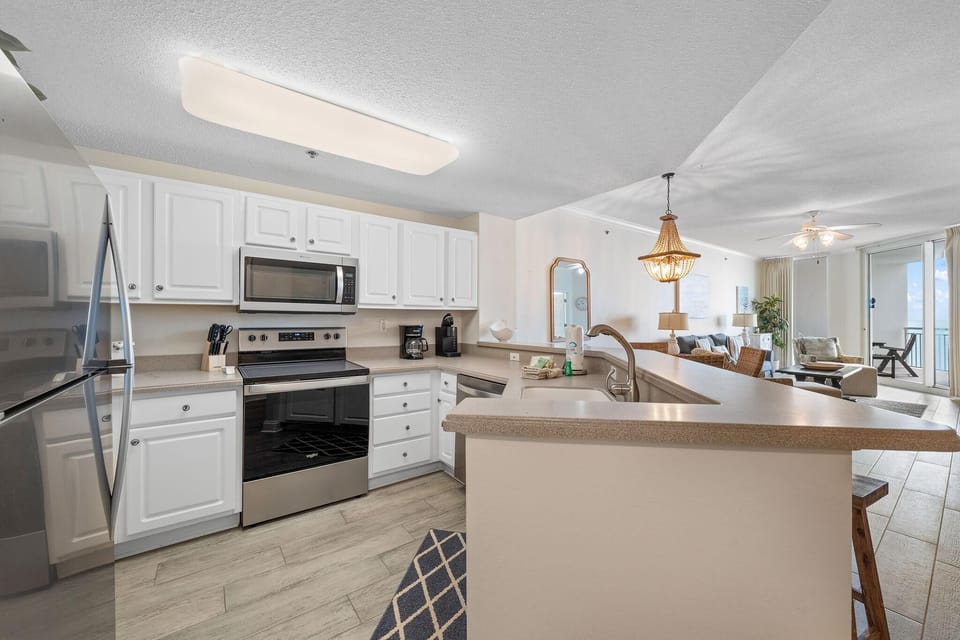Condo, 1 King Bed with Sofa bed (Palacio 803) | Private kitchen | Oven, toaster, paper towels