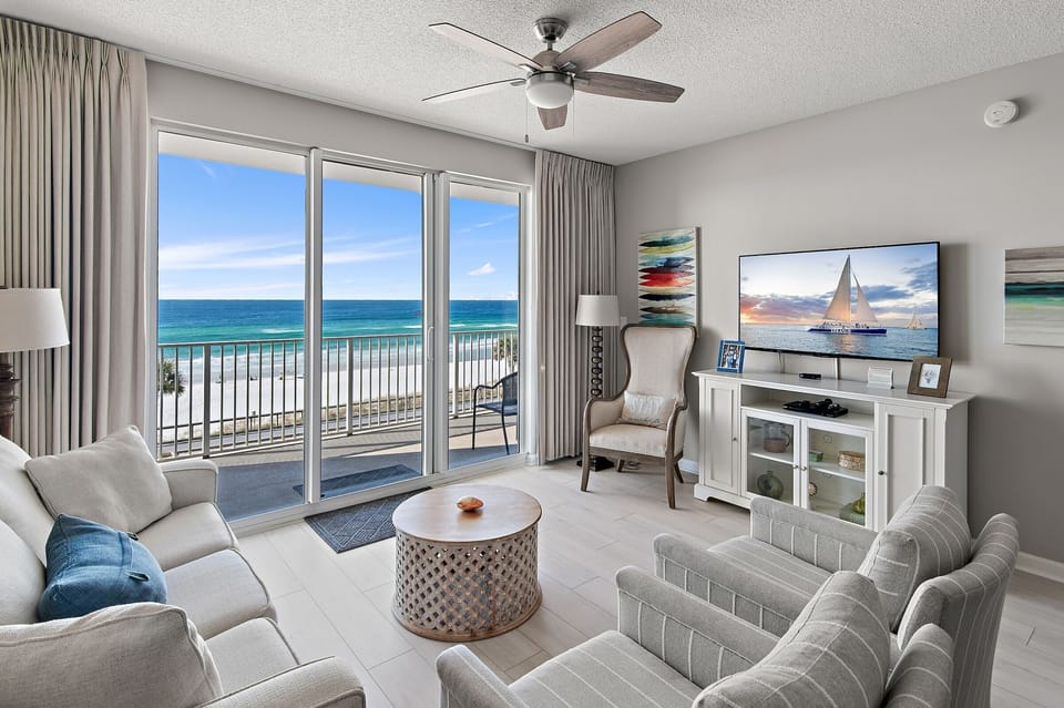 Spacious living area with plenty of seating, Queen sleeper sofa, Gulf views, 55" Smart TV with easy access to Roku, Prime TV, Netflix, and more!