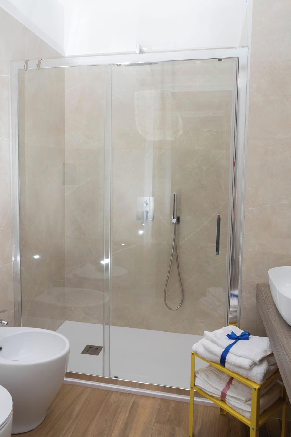 Deluxe Room | Bathroom | Shower, free toiletries, hair dryer, bathrobes
