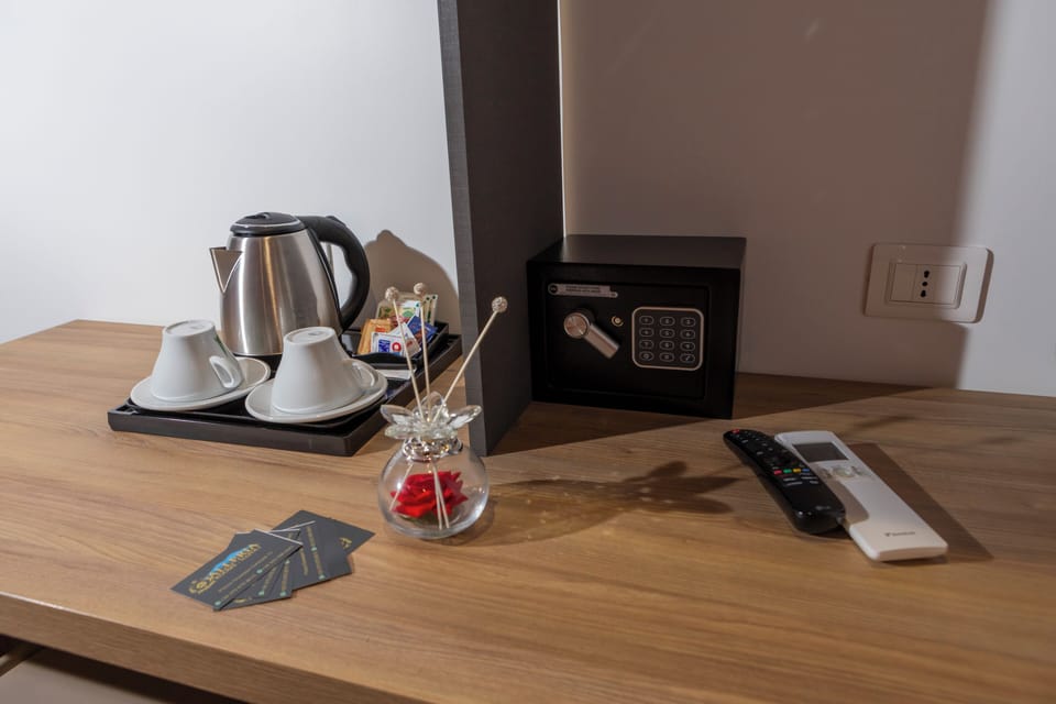 Deluxe Room | Minibar, in-room safe, desk, laptop workspace