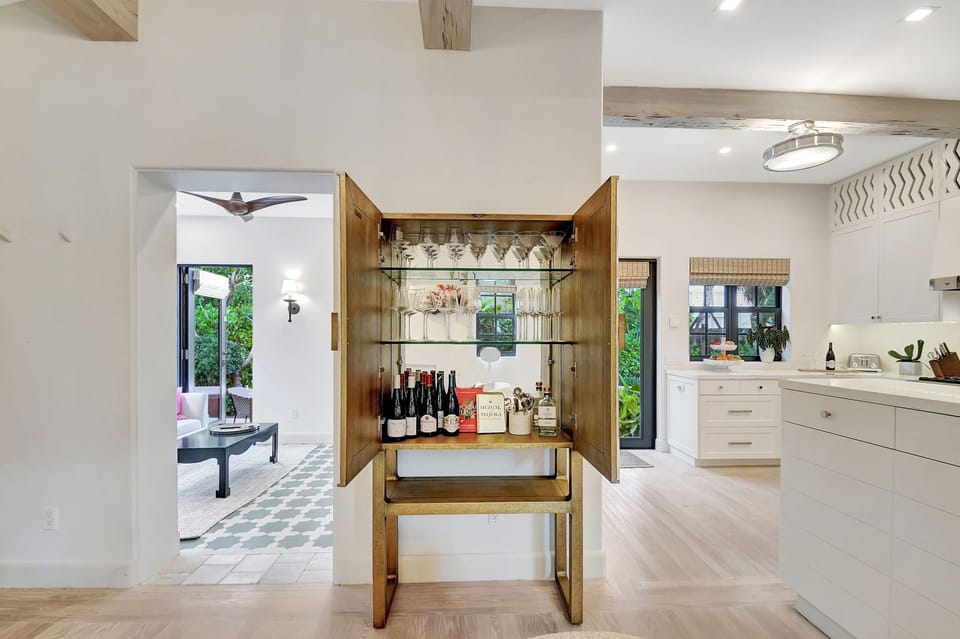 Roomy Standing Bar