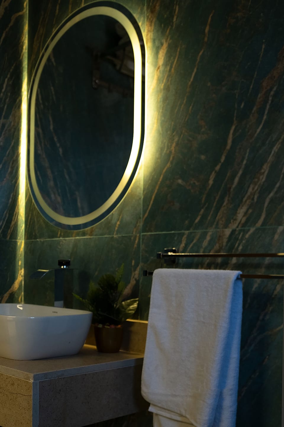 Deluxe Double or Twin Room | Bathroom | Combined shower/tub, hair dryer, slippers, towels