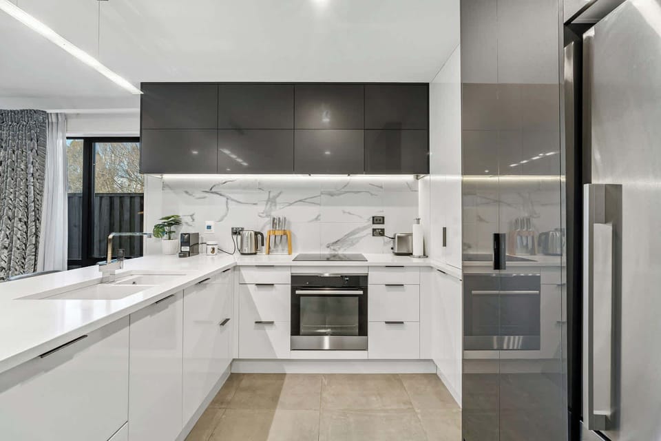 Large, fully equipped gourmet kitchen 