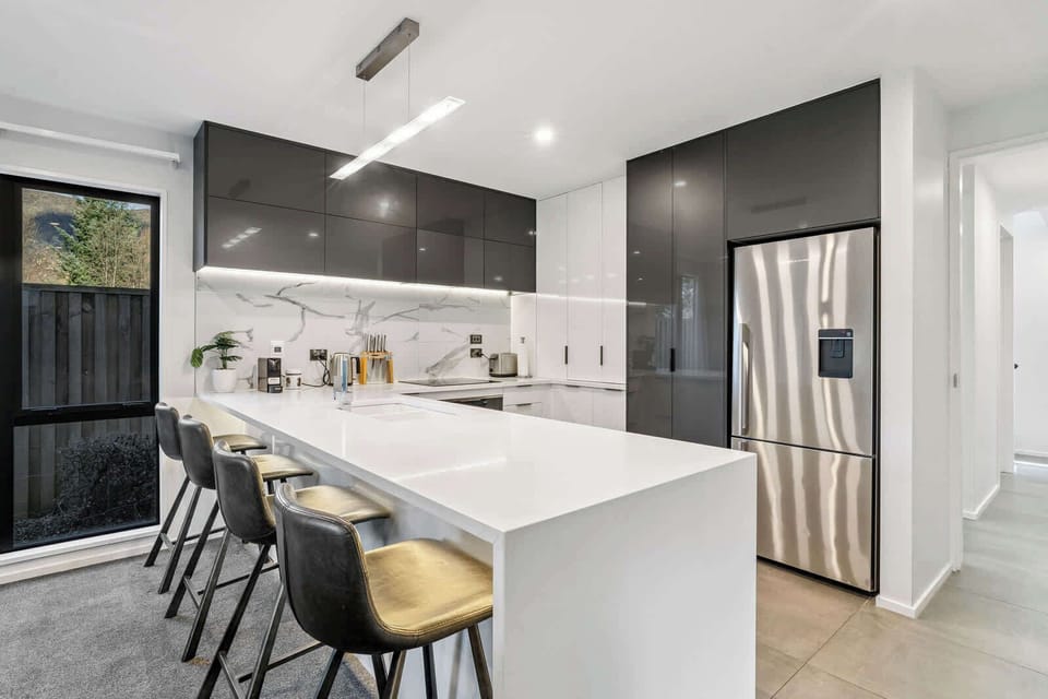 Large, fully equipped gourmet kitchen 