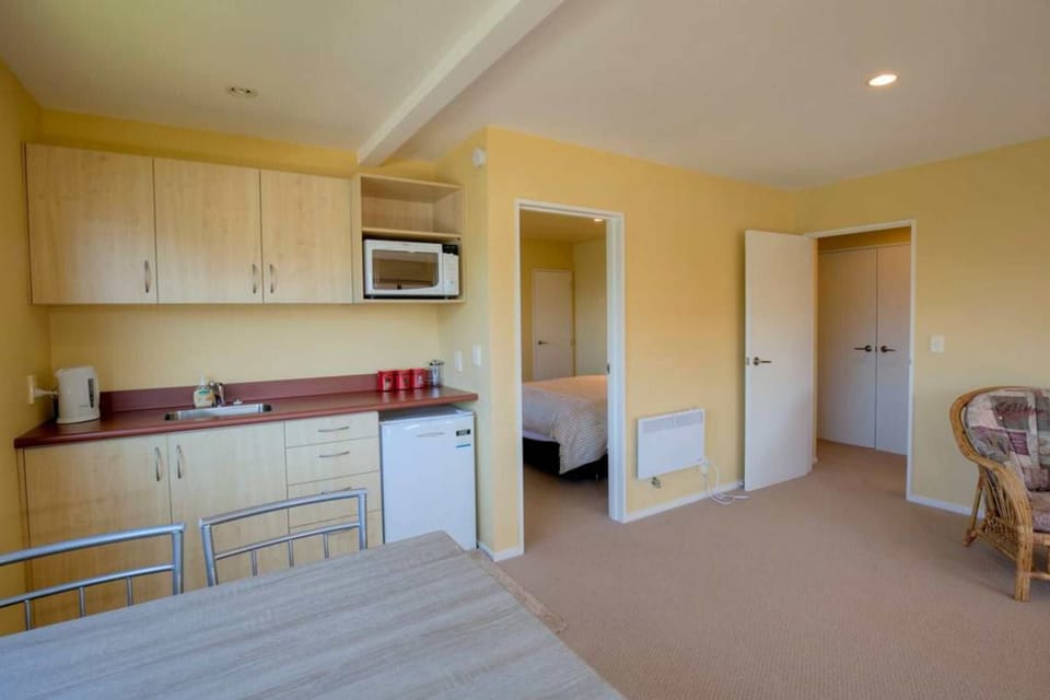 Additional living area with kitchenette for flexibility