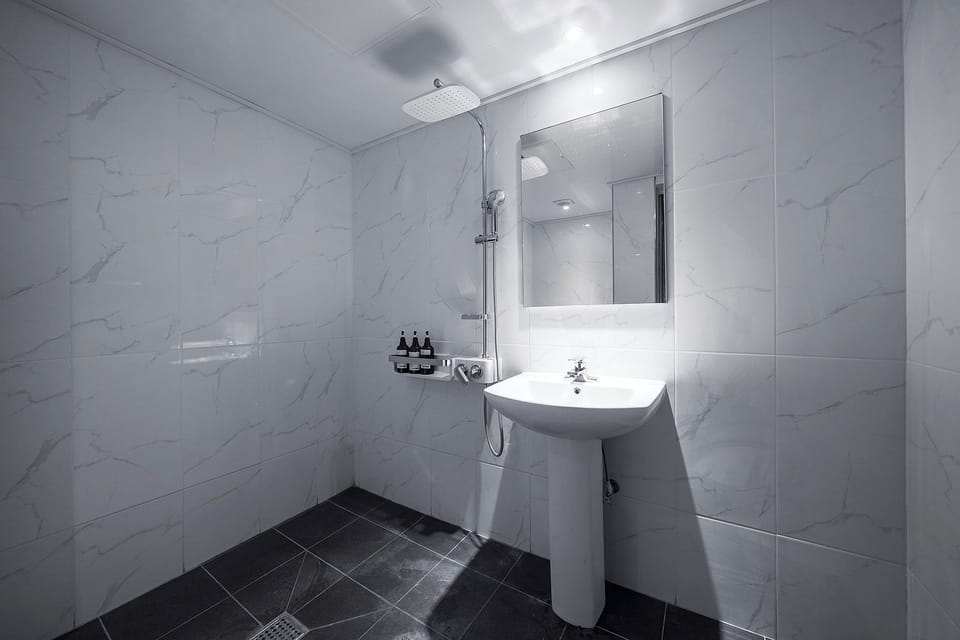 Standard Room | Bathroom | Shower, free toiletries, towels