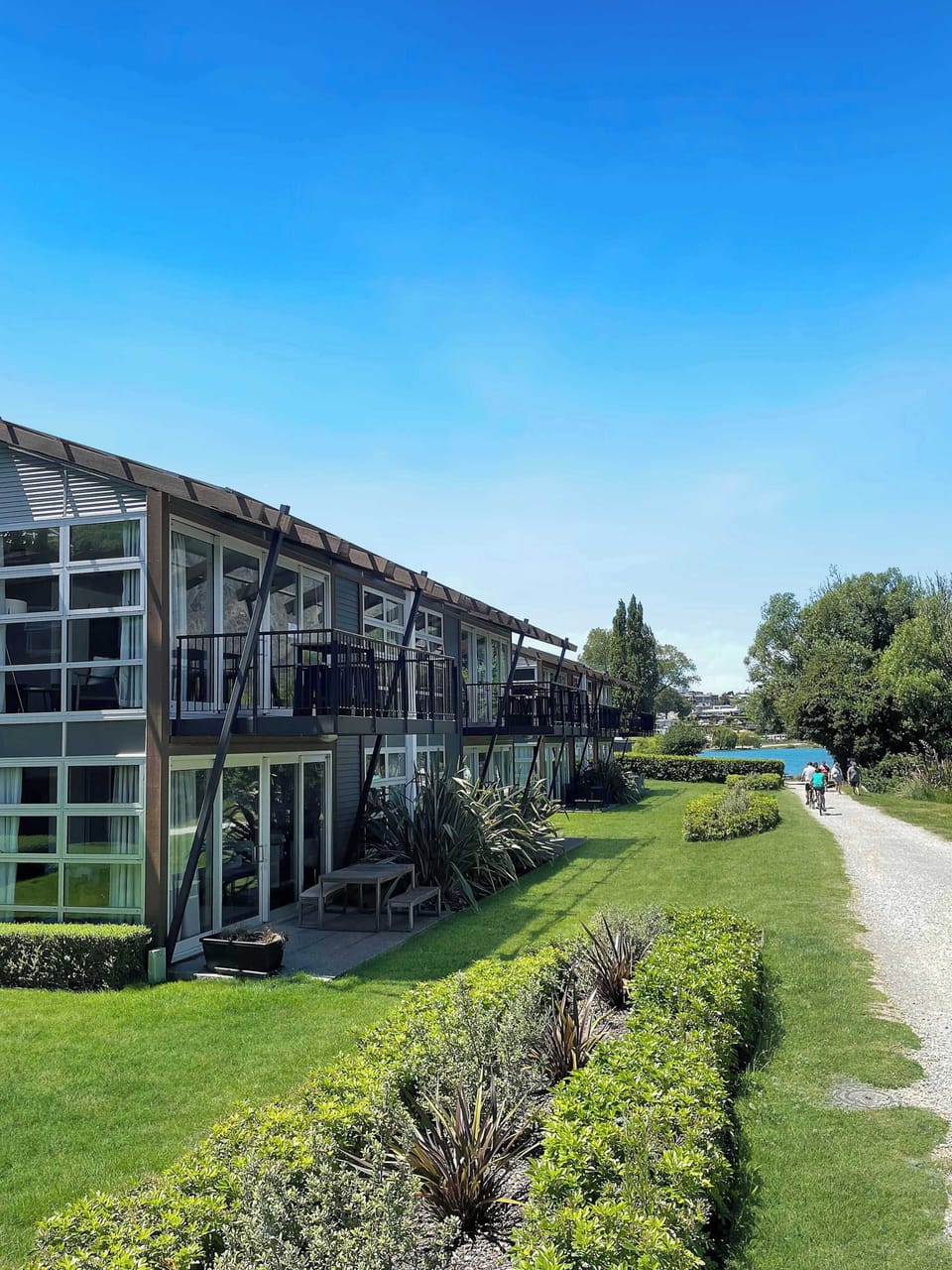 Lakeside accommodation with direct access to walking trails.