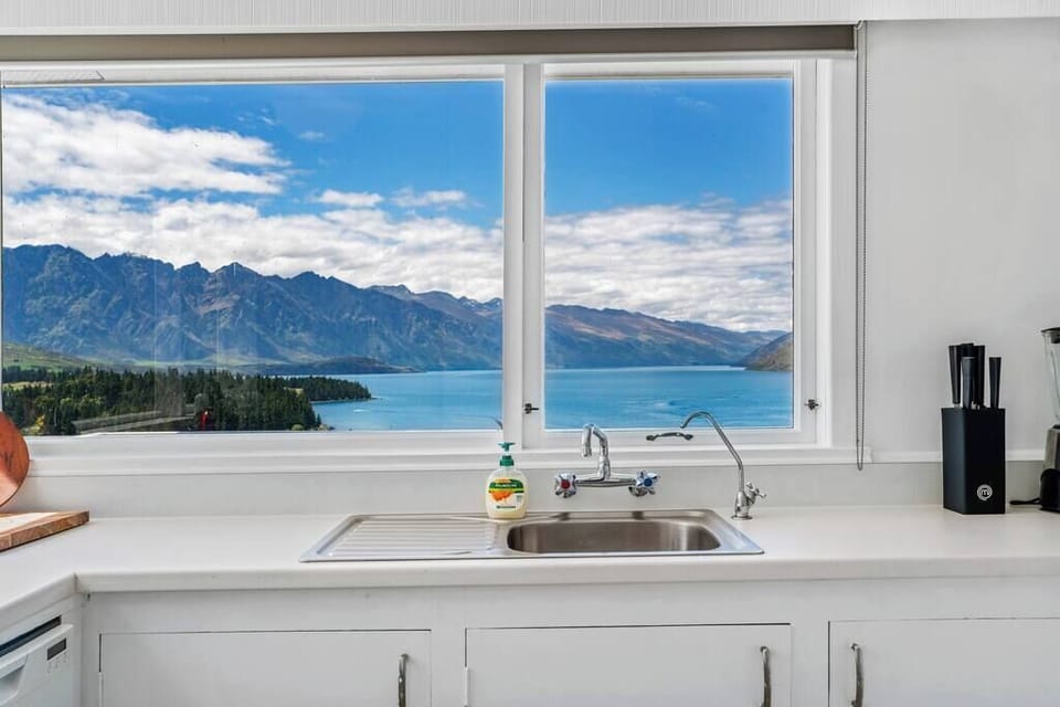 Fantastic views of lake Wakatipu and the Southern Alps mountains from your kitchen