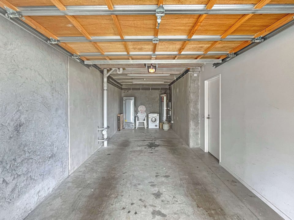 Secure single garage with internal access