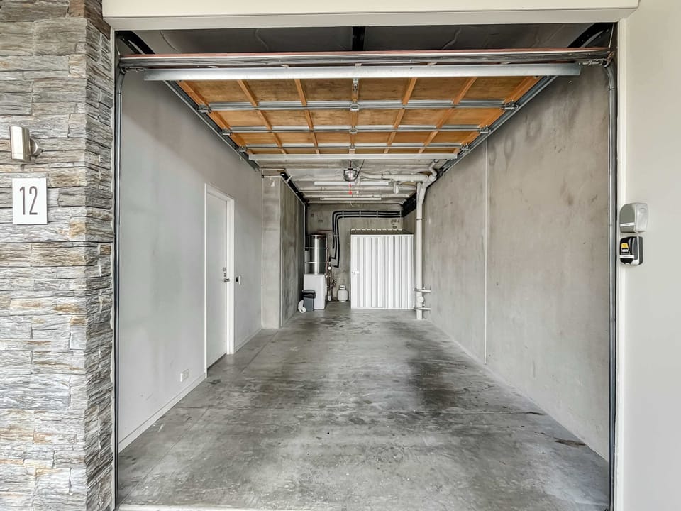 Secure single garage with internal access