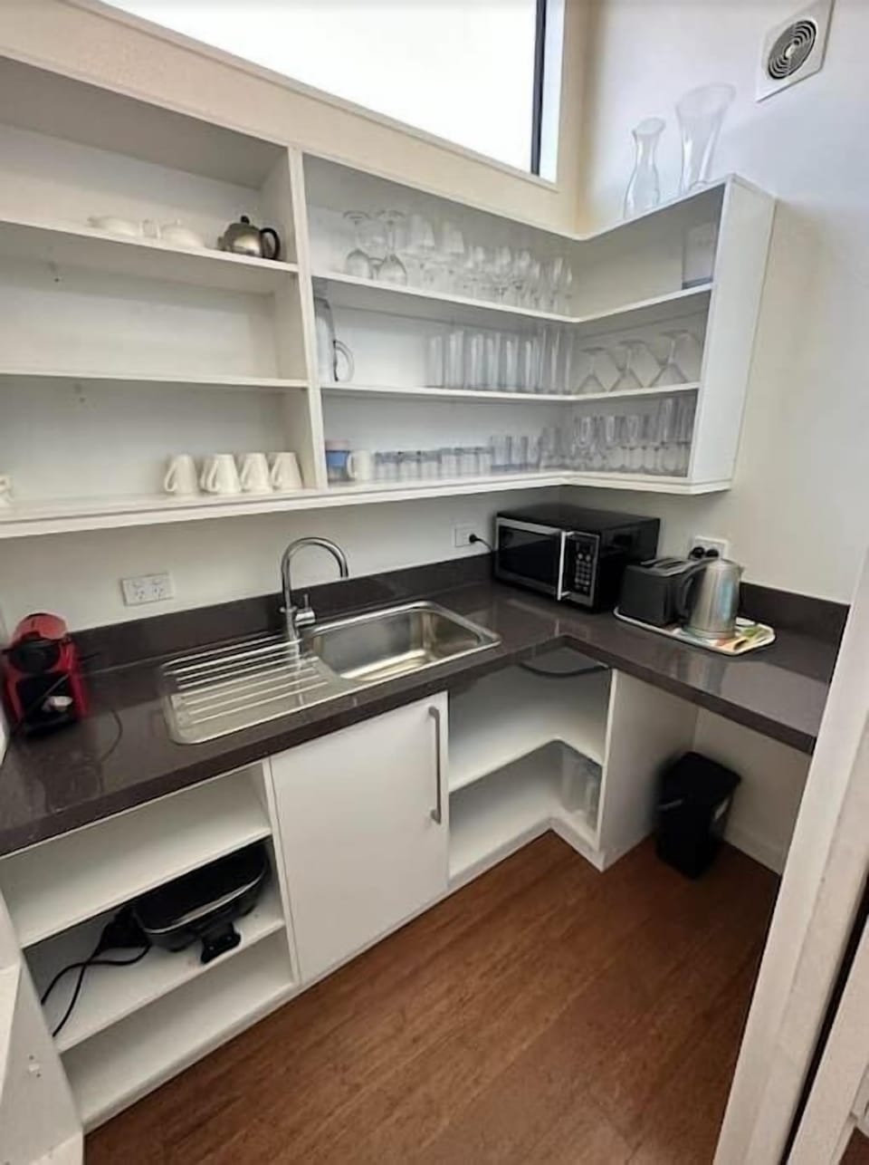 The butler's pantry is well equiped