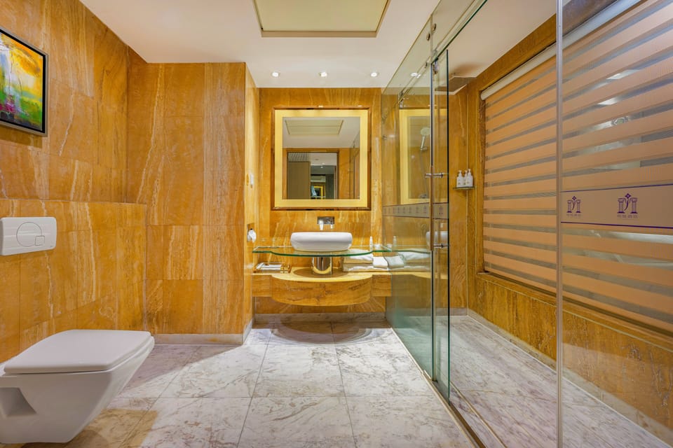 Business Twin Room | Bathroom | Rainfall showerhead, eco-friendly toiletries, hair dryer, bathrobes