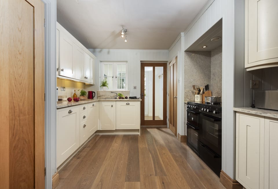South Lodge, Helston: The kitchen is superbly equipped with everything you'll need during your stay