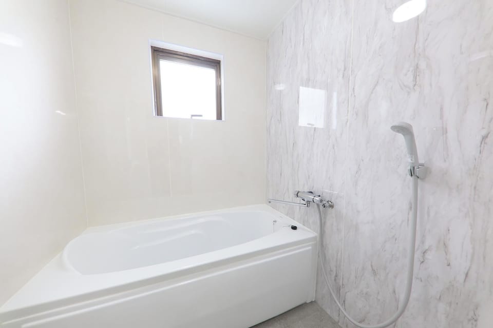 Apartment | Bathroom | Combined shower/tub, free toiletries, hair dryer, bidet