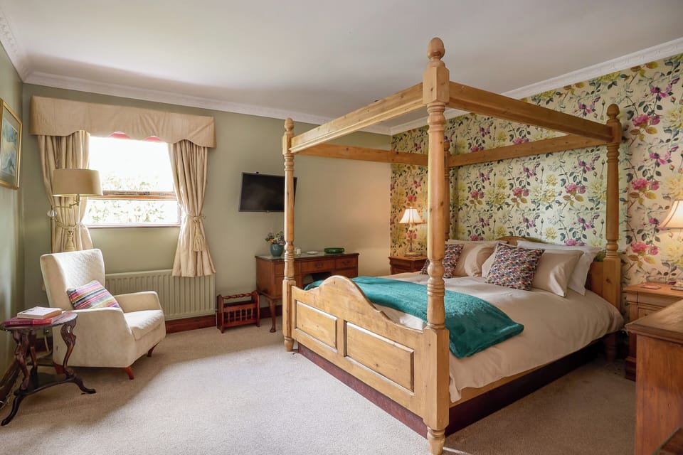 ensuite bedroom with Jacuzzi Bath and Dress Room attached 