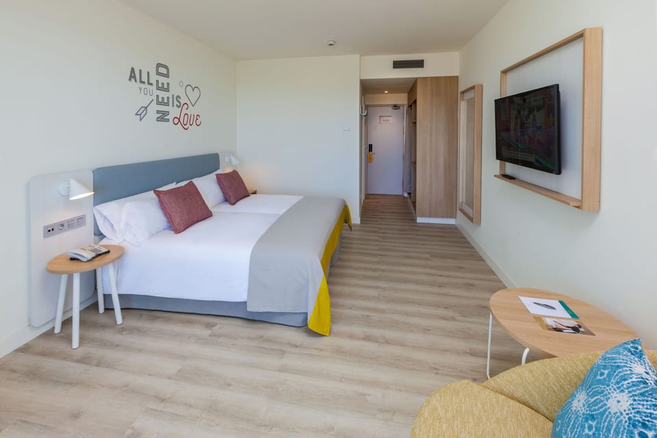 Deluxe Double Room (Adults Only, +18) | Down comforters, minibar, blackout drapes, free WiFi