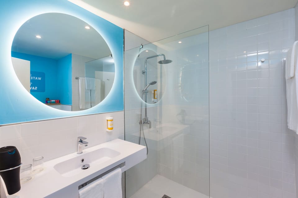 Deluxe Double Room (Adults Only, +18) | Bathroom | Shower, rainfall showerhead, free toiletries, hair dryer