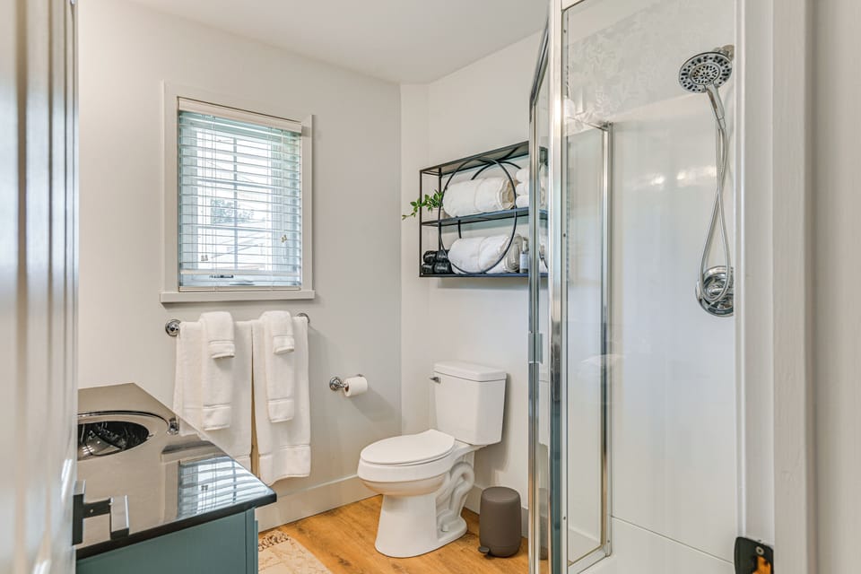 Full Bathroom | Complimentary Toiletries