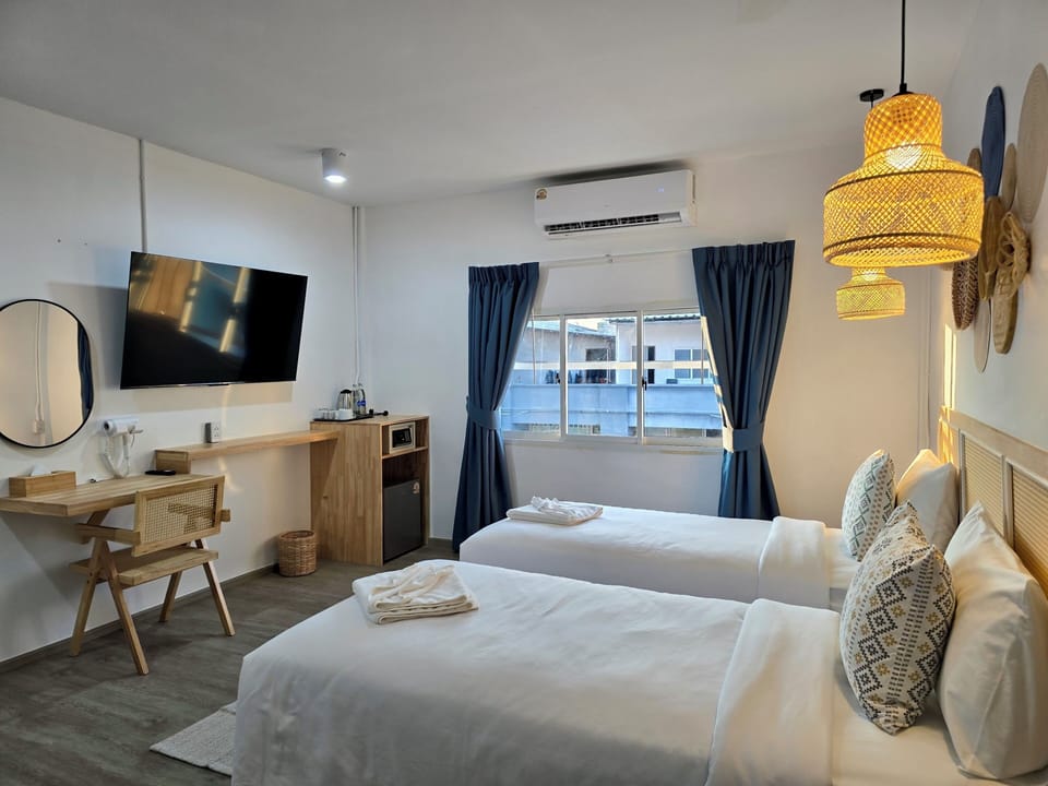 Premier Twin Room | Free WiFi, bed sheets