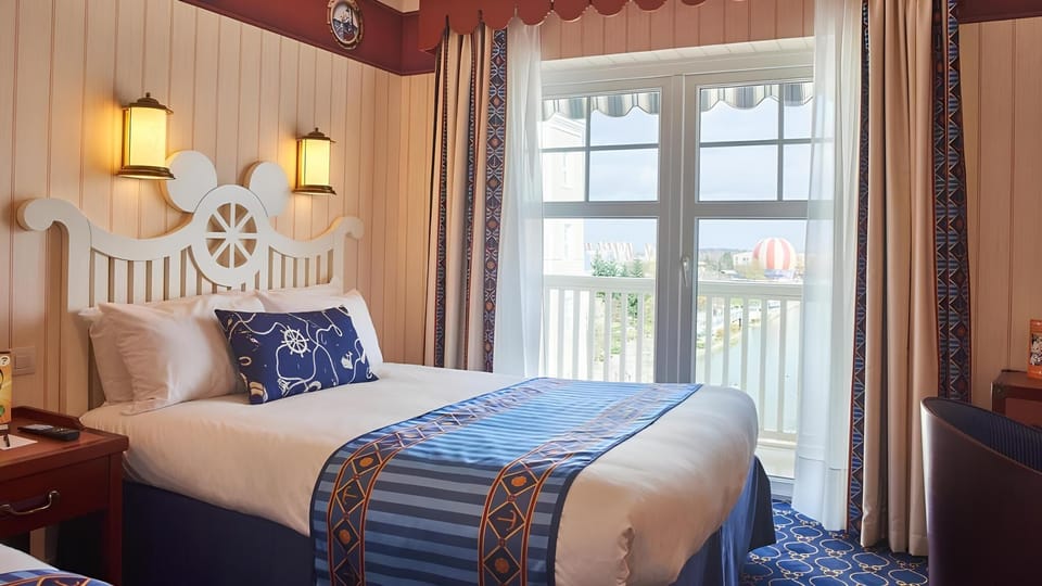 Superior Room, Lake View | In-room safe, desk, blackout drapes, soundproofing