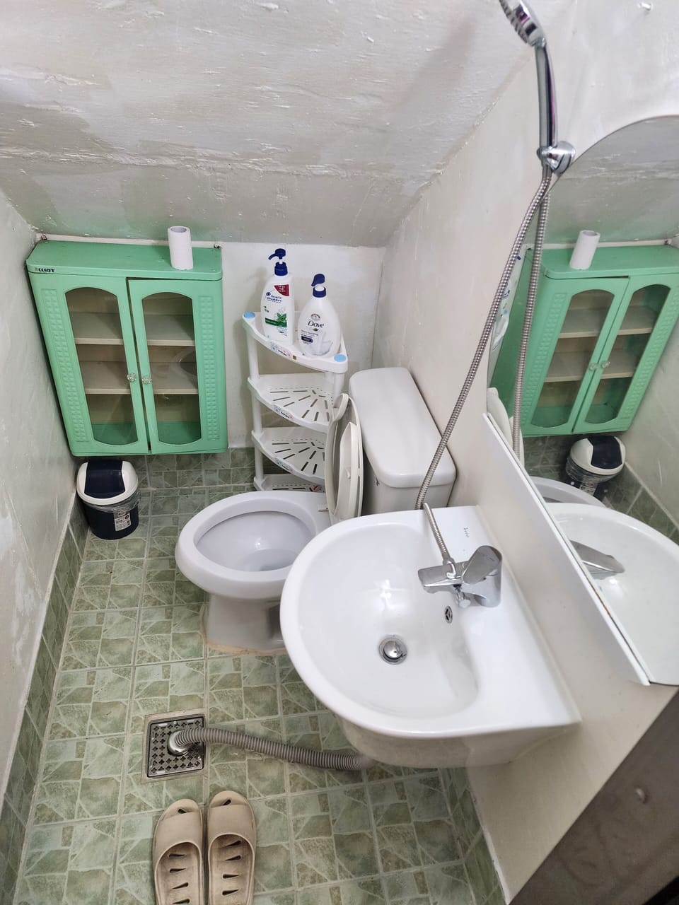 Deluxe Double Room, Courtyard View (non-Korean nationals only) | Bathroom | Shower, free toiletries, hair dryer, towels