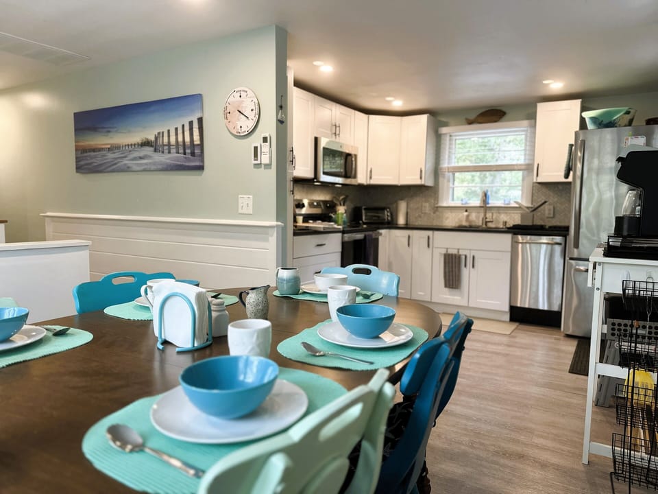 Dining room into kitchen