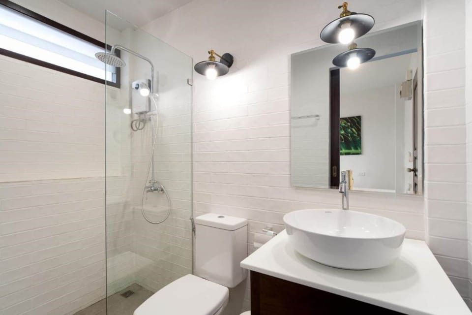 Superior Single Room | Bathroom | Slippers, towels, soap, shampoo