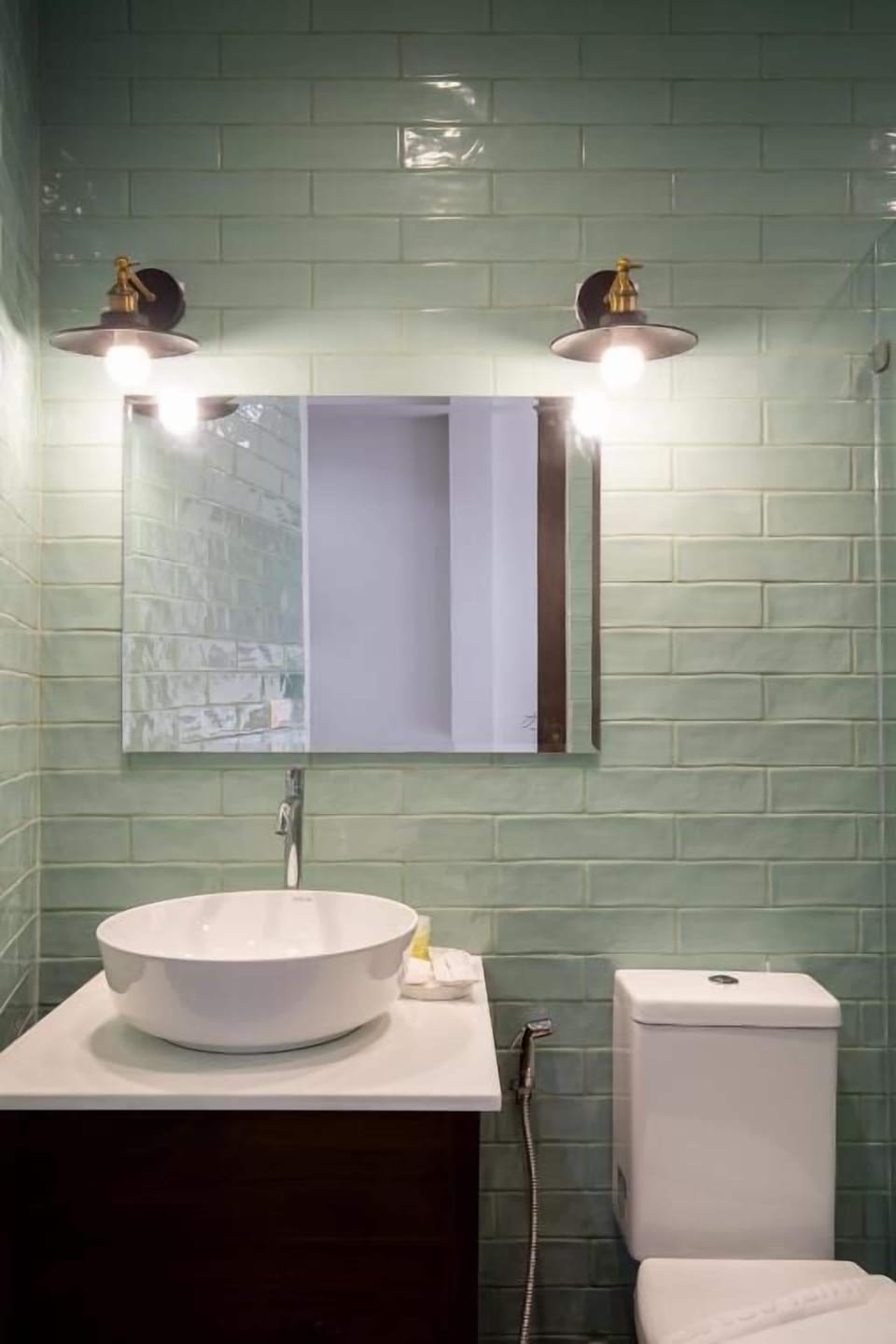 Deluxe Double Room | Bathroom | Slippers, towels, soap, shampoo