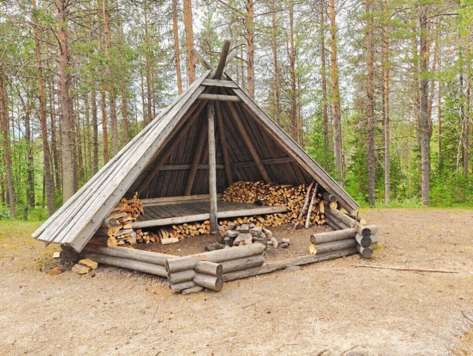 Laavu fireplace at the banks of River Äkäsjoki