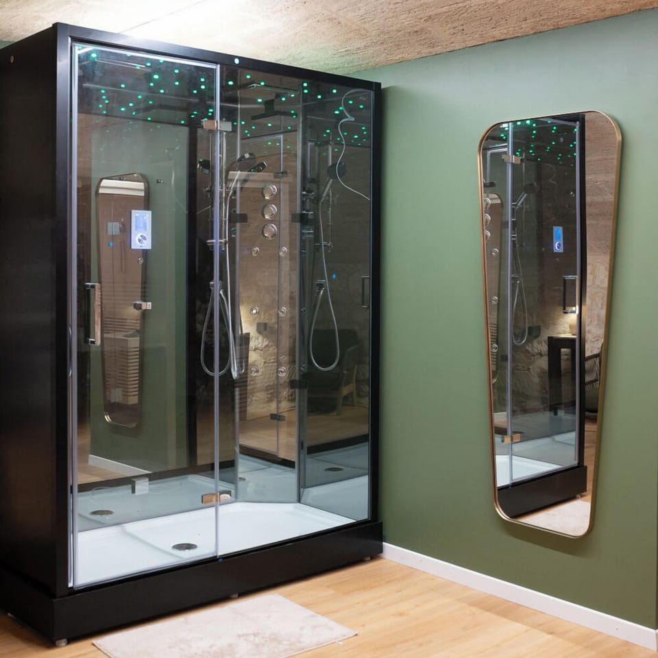 Sauna, hot tub, steam room, 1 treatment room, massages