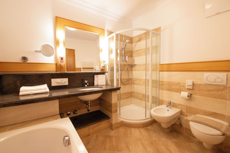 Junior Suite (Sesvenna) | Bathroom | Hair dryer, bathrobes, towels, soap