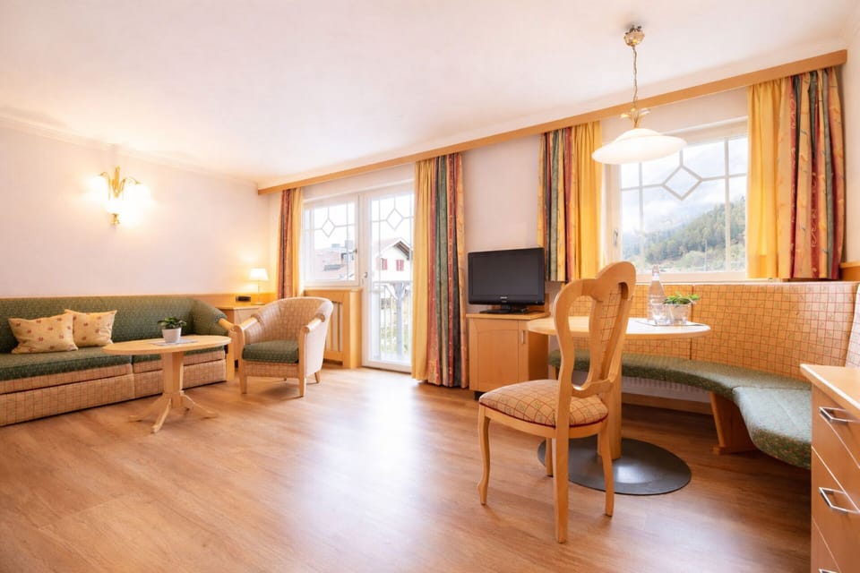 Suite, 1 Bedroom | Living area | Flat-screen TV