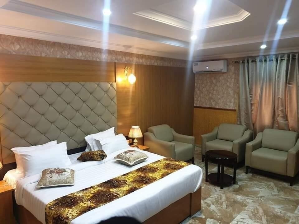 Desk, laptop workspace, WiFi (free)