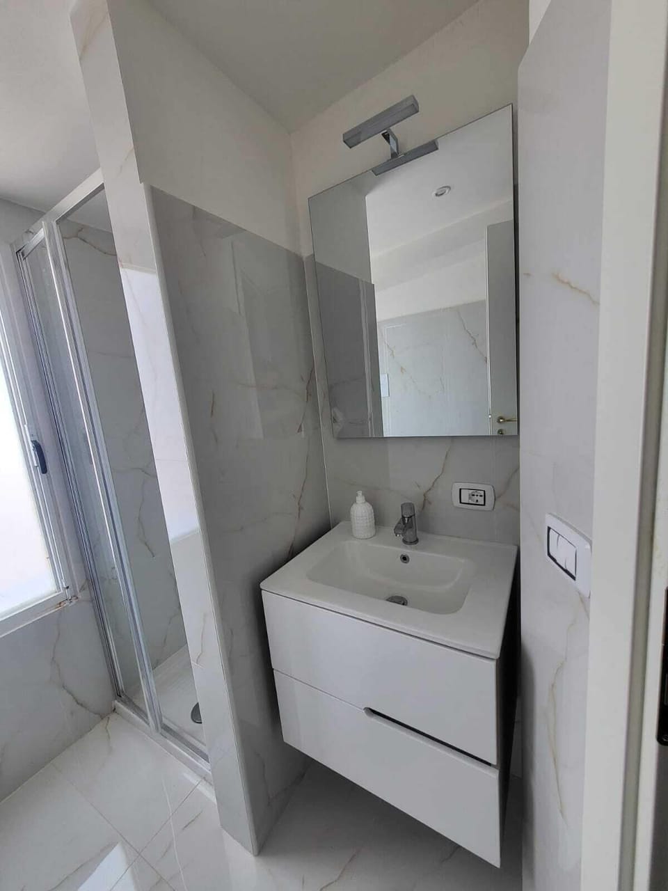 Family Apartment | Bathroom | Shower, free toiletries, hair dryer, bathrobes