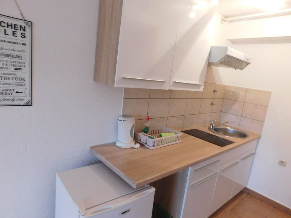 Comfort Apartment, 1 Bedroom, Balcony, Garden View | Private kitchen | Electric kettle