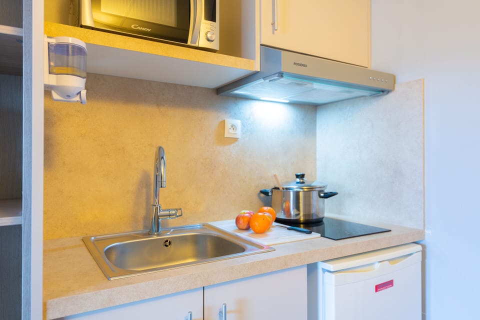 Studio, Multiple Beds | Private kitchen | Mini-fridge, microwave, stovetop, coffee/tea maker