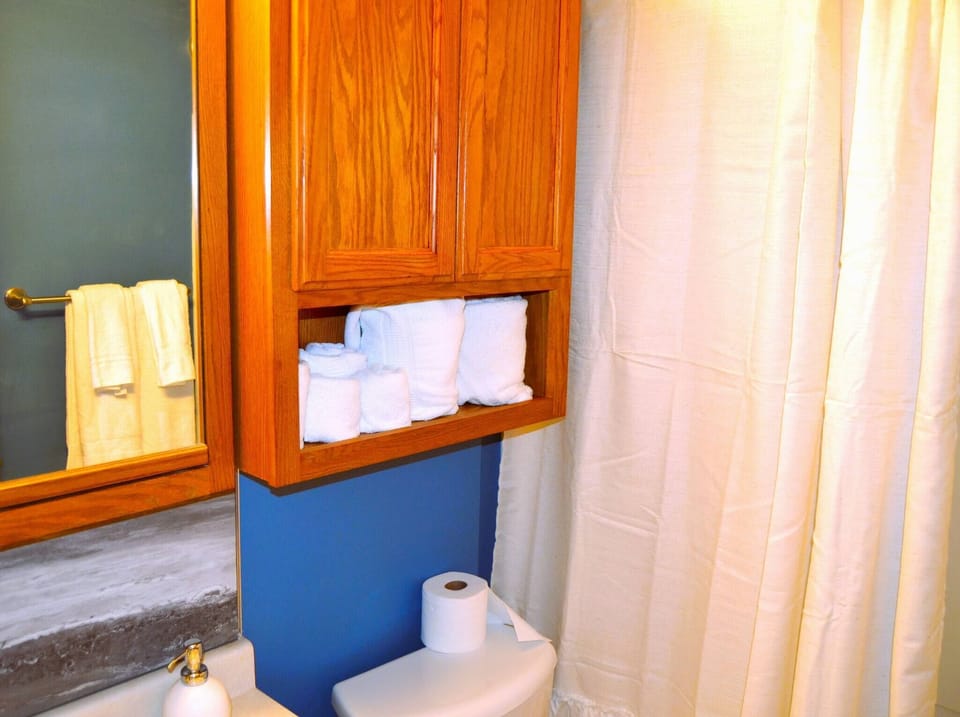 Red 4 Apartment - Experience the Comfort of This Charming Apartment in Grand Forks