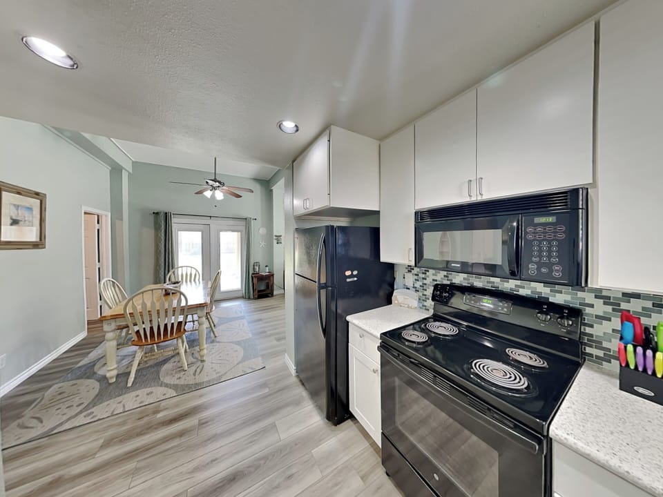 Ground Level - Full Size Kitchen