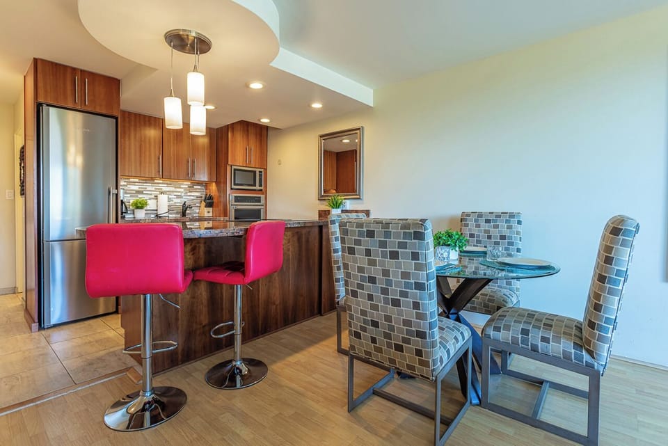 Dining for four with high top seating for two
