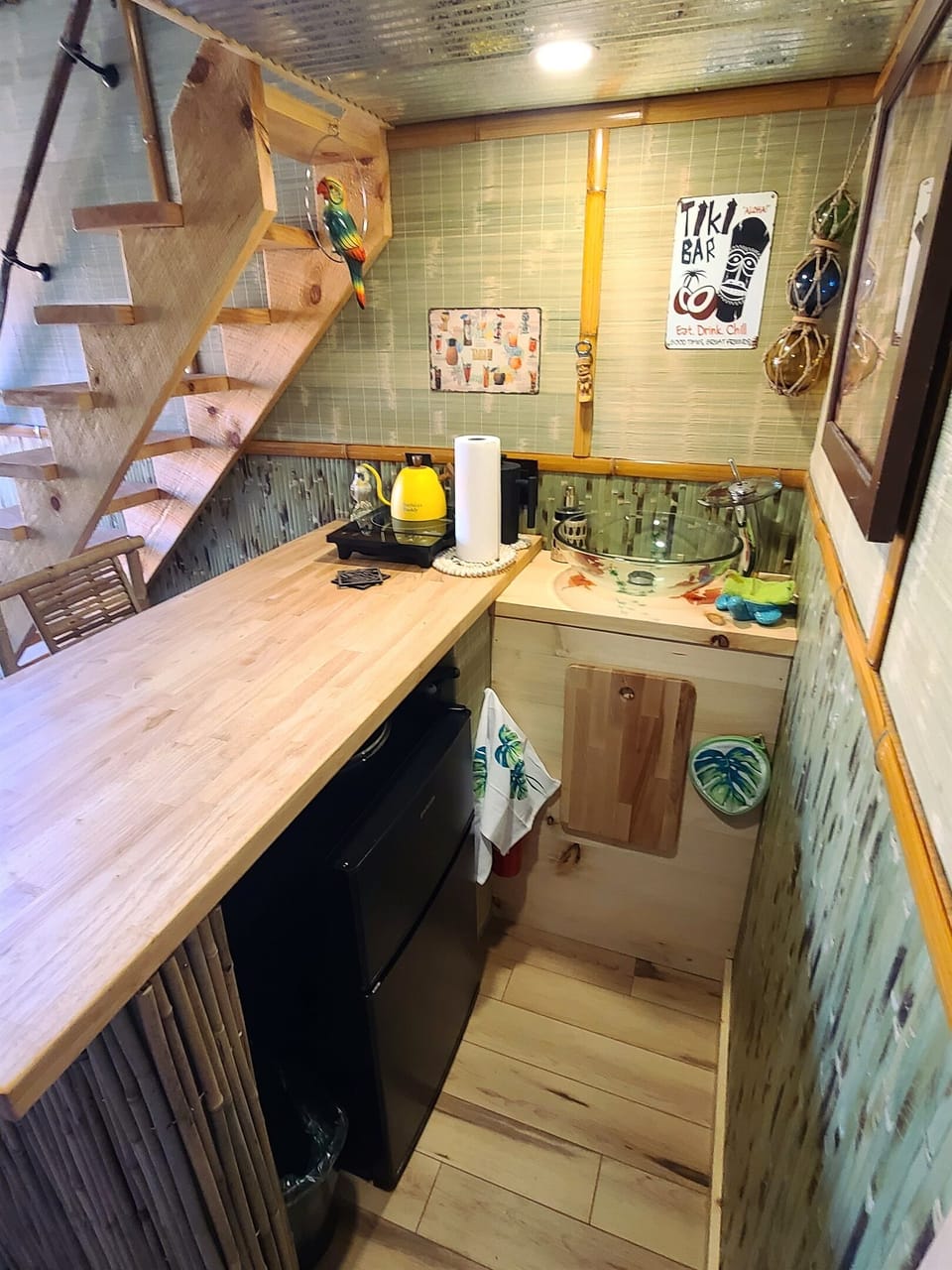 Kitchenette/Tiki Bar