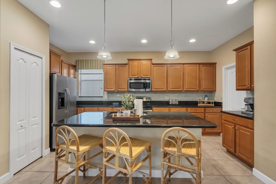 Kitchen island with bars eating for 3