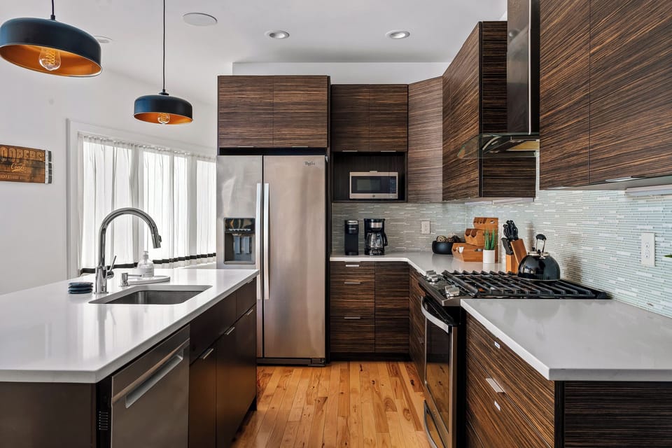 Hi end chef's kitchen with gas range