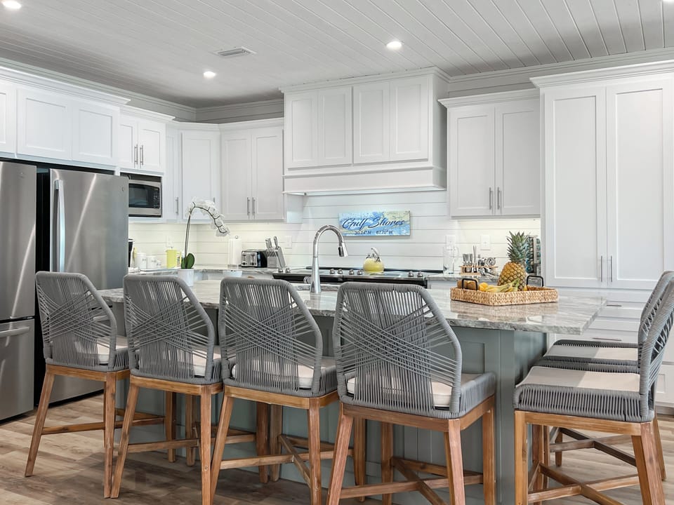 A spacious island that accommodates 6!